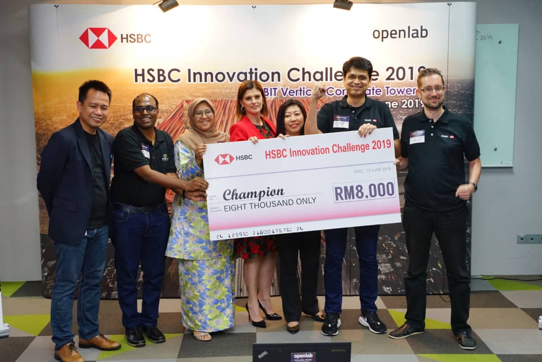 Tara Latini and Dato Ng Wan Peng present Team RICHA with their prize
