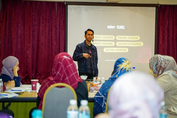 SECRET MARKETEER: Komited bantu lebih 10,000 usahawan dalam membangunkan “marketing and branding” yang tepat dan kekal relevan untuk jangka masa panjang.