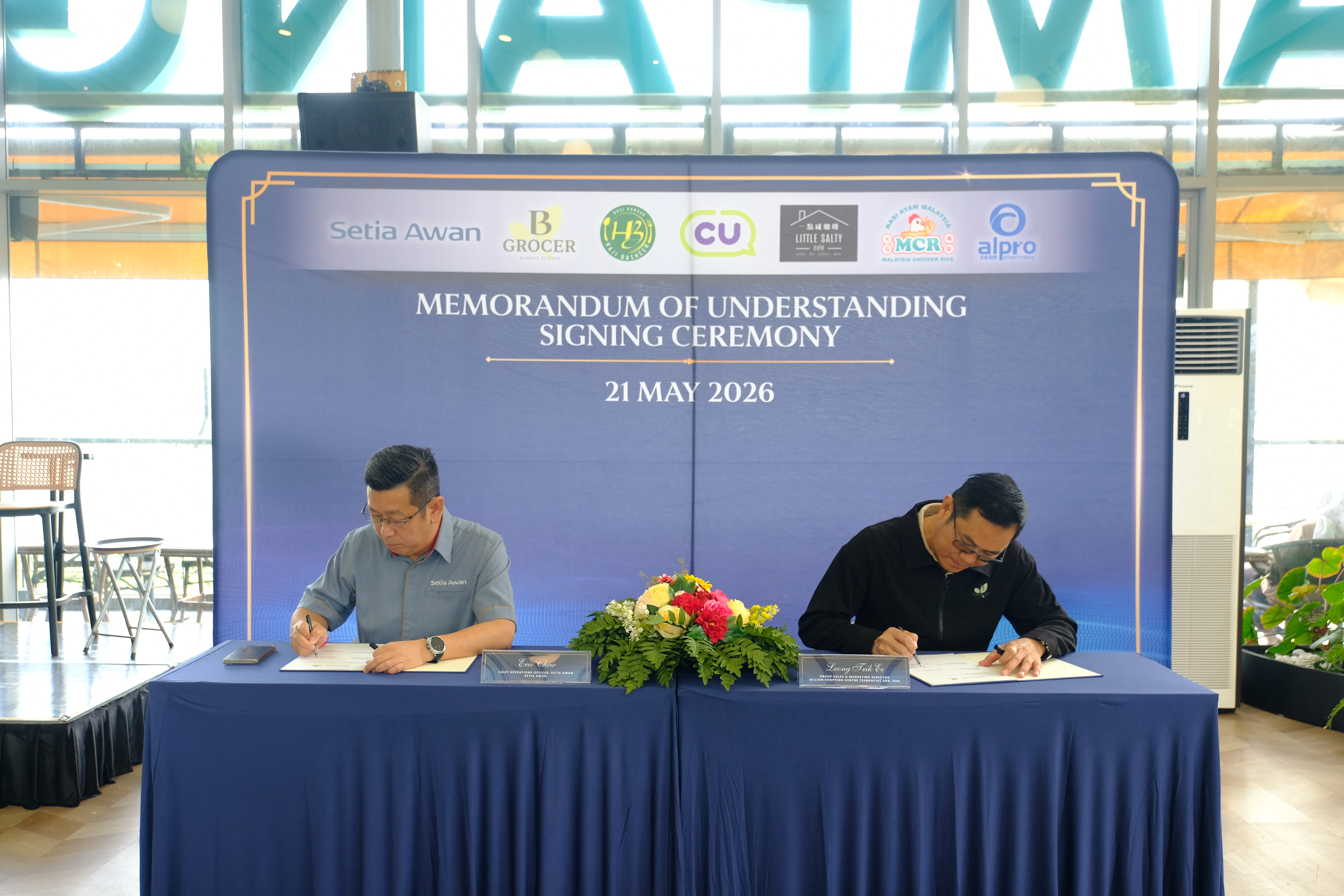 MoU signing between Eric Chew (COO, Project for Setia Awan) and Mr. Leong Teik Ee (Group Sales & Marketing Director for Billion Group)