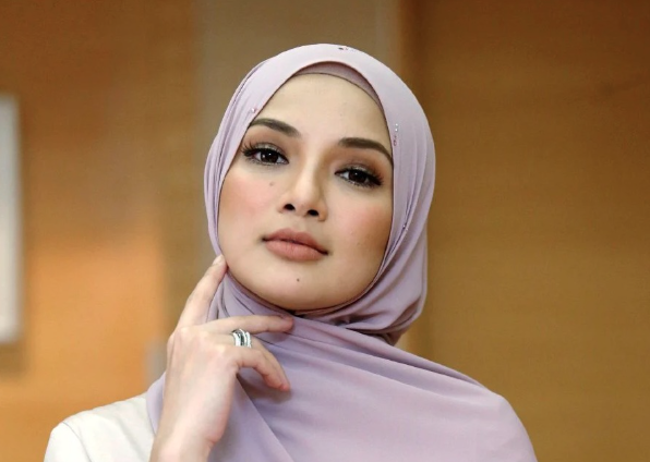 Neelofa wearing a soft lilac hijab