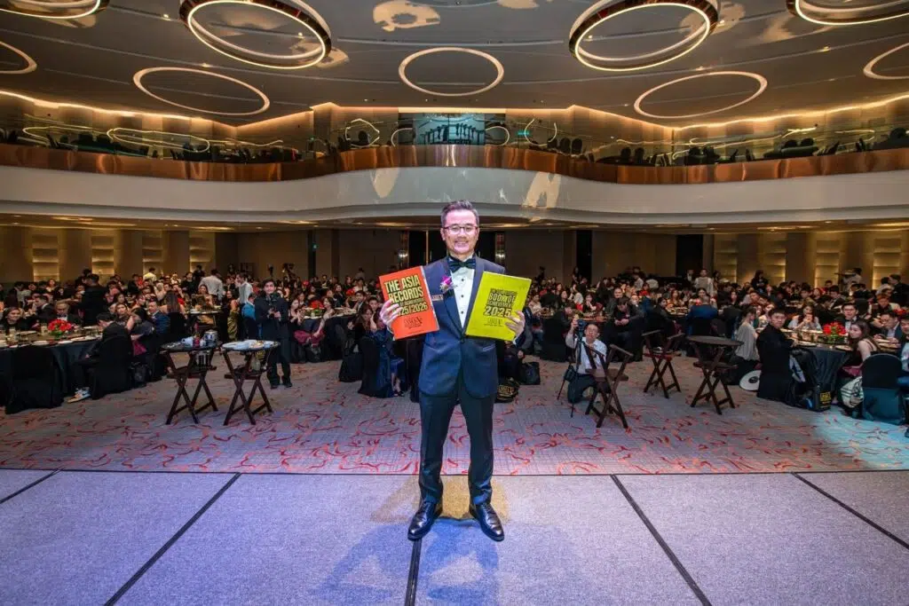 Dato KK Chua on stage with Asia Record Book of Achievements