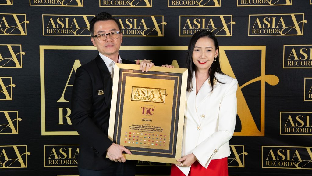Picture Dr Wendy with Dato KK Chua Asia Record